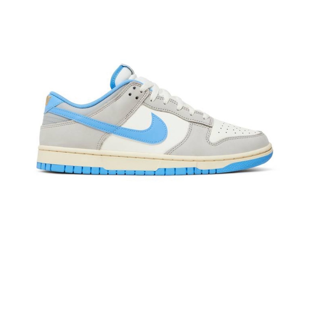 Men’s Nike Dunk low in universal blue size 10.5 light blue